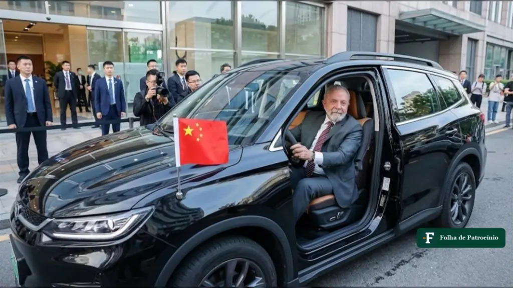 Imagem editada com inteligência artificial mostra Lula ao volante de SUV elétrico com bandeira da China, ilustrando o imposto de carros elétricos