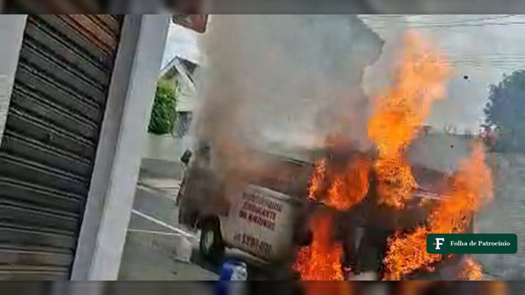 Kombi pega fogo em rua do bairro São Francisco, em Patrocínio, com chamas na lateral e fumaça escura (Foto: Patrocínio Online)