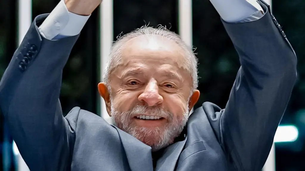 Lula sorri com os braços erguidos no plenário do Senado, em outubro de 2026, ano final da comparação dos indicadores de 2022 a 2026
