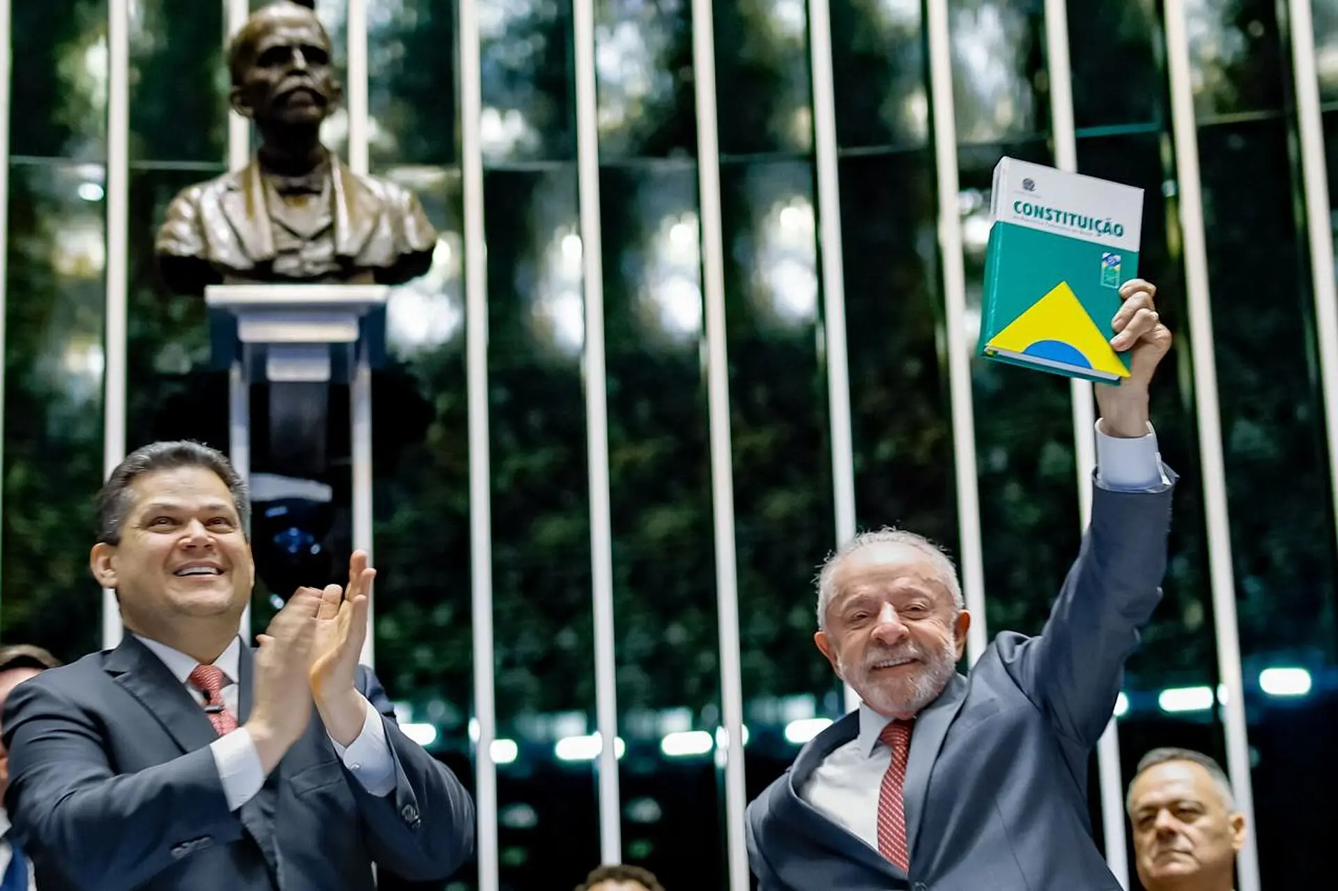 Lula ergue a Constituição no plenário do Senado, em sessão de outubro de 2026, ano dos indicadores de 2022 a 2026 comparados