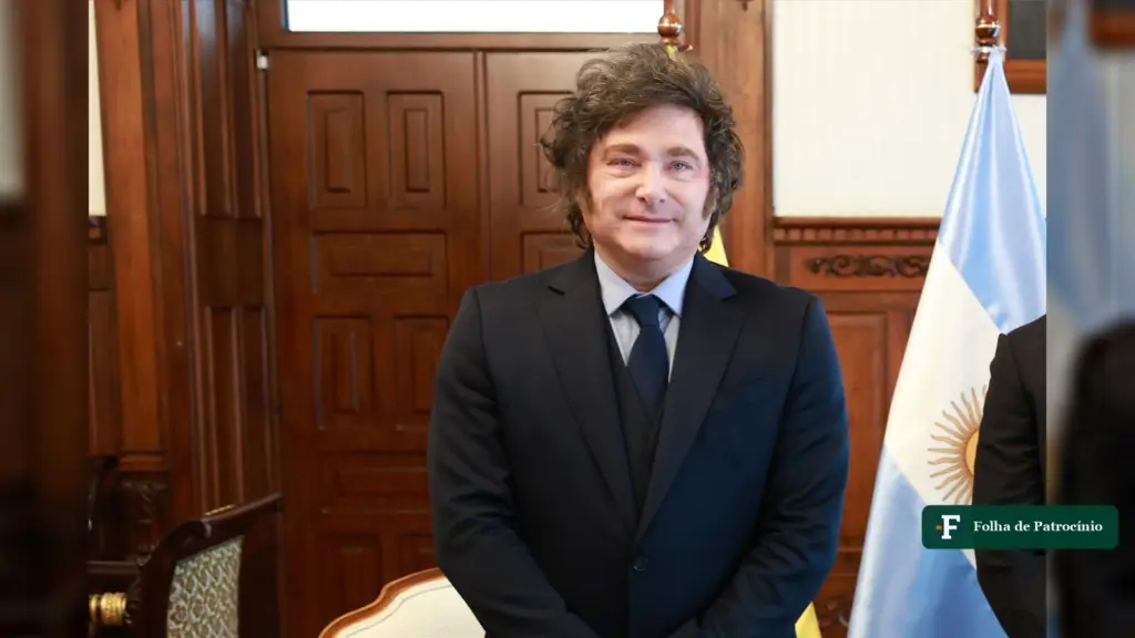 Javier Milei de terno ao lado da bandeira argentina, alvo da nota do Itamaraty; Itamaraty e Milei em nova crise