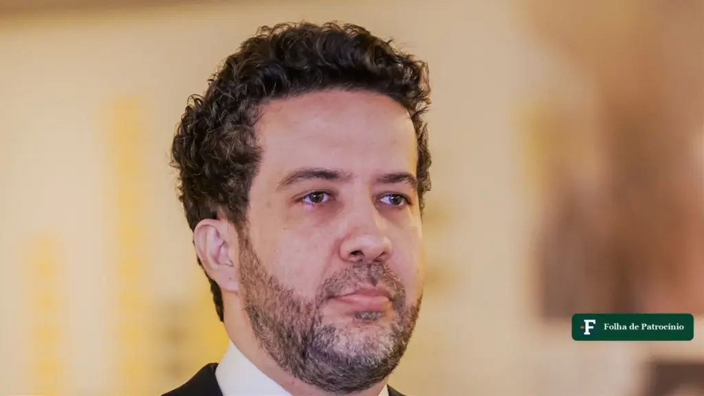 André Janones, deputado federal, em foto de retrato; Janones internado na UTI em São Paulo, segundo relatos