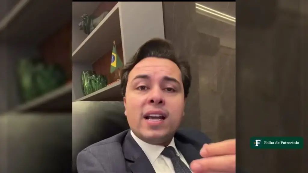Jeffrey Chiquini fala em vídeo gravado em escritório, de terno escuro