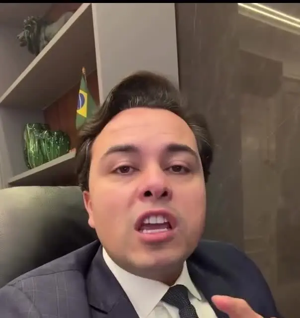 Jeffrey Chiquini grava vídeo sobre as presidências da Câmara e do Senado