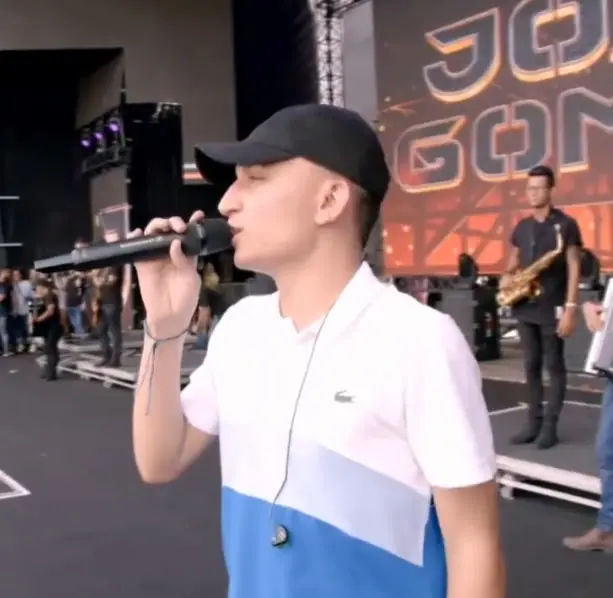 João Gomes canta em show de 2022; não há declaração de que João Gomes apoia Flávio