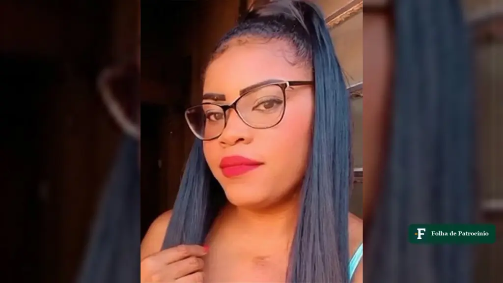 Retrato de Jociele Ferreira da Cruz, de óculos e cabelo preso no alto