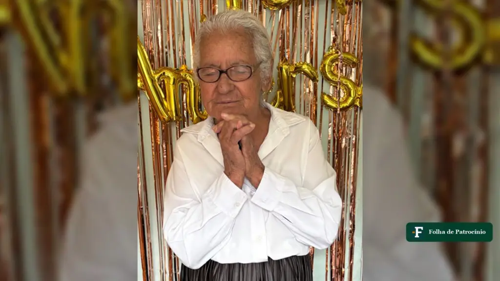 Julia Rosa dos Santos, que morreu aos 91 anos em Patrocínio, de mãos juntas e camisa branca