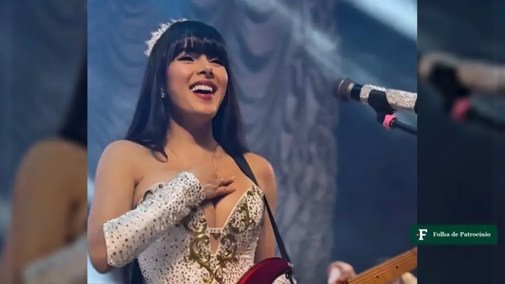 Juliana Bonde sorri no palco durante show, cantora a quem foi atribuída a frase sobre pobre de direita
