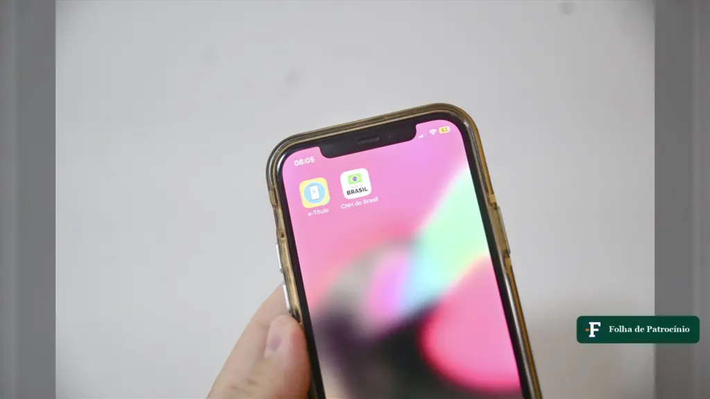 Justificativa do segundo turno: celular com o aplicativo e-Título da Justiça Eleitoral na tela inicial