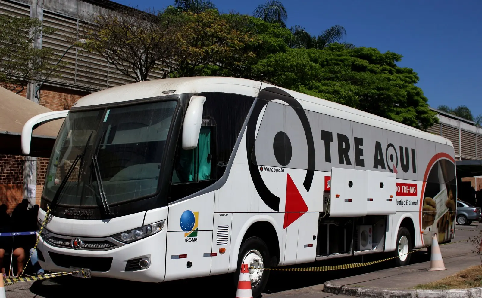 Ônibus de atendimento TRE Aqui, do TRE-MG, usado no atendimento ao eleitor, serviço que inclui a justificativa do segundo turno