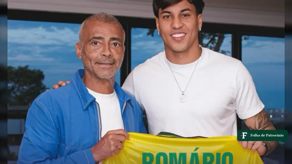 Kaio Jorge e Romário seguram camisa amarela da seleção com o nome do tetracampeão e o número 11