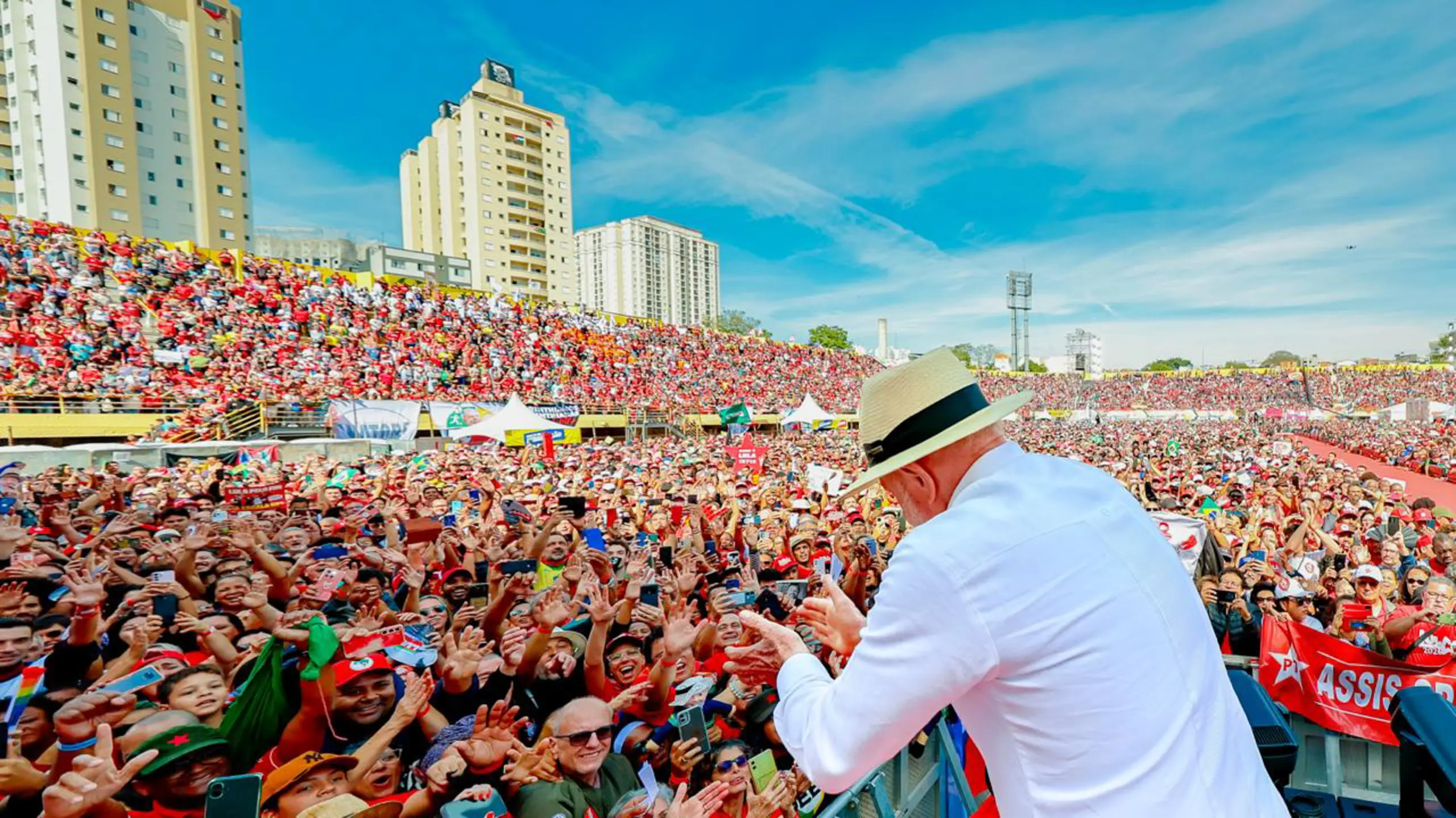 Kim Kataguiri pede anulação: Lula cumprimenta a multidão no ato de lançamento da campanha, em 16 de agosto de 2026