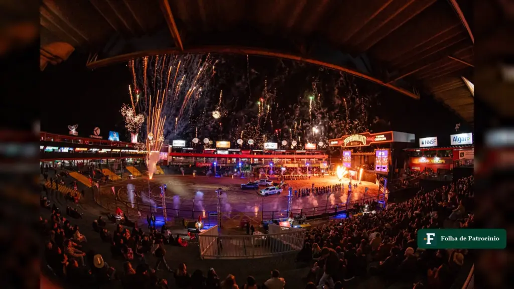 Arena do Parque de Exposições de Patos de Minas com fogos e público, palco do lançamento da Fenamilho 2027