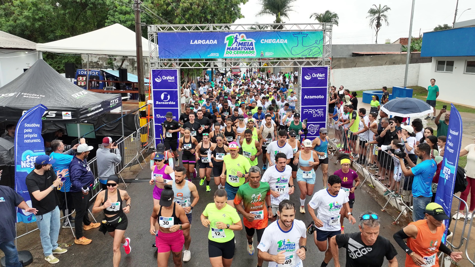 Largada da Meia Maratona do Cerrado em 2025, na entrada do Parque da Matinha, em Patrocínio