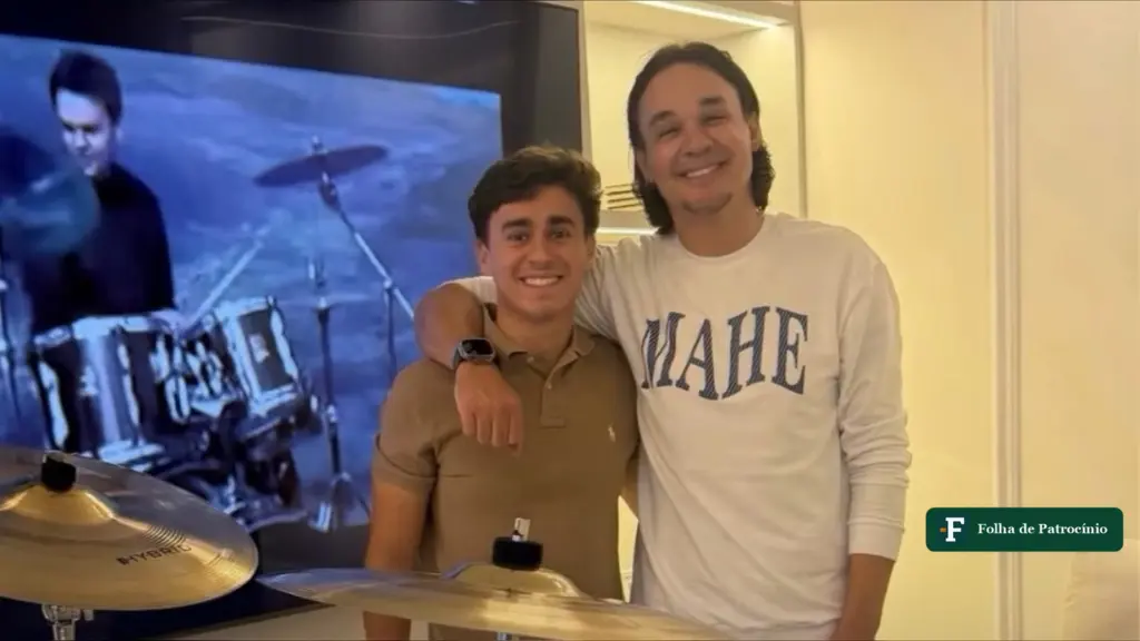 Nikolas Ferreira e Leandro do KLB abraçados ao lado de uma bateria, em foto compartilhada pelo deputado