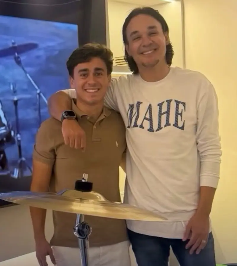 Leandro do KLB, de camiseta branca, abraça o deputado Nikolas Ferreira em casa