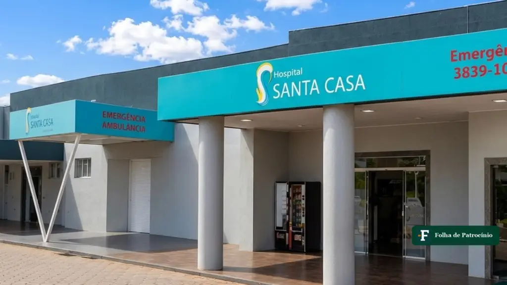 Fachada do Hospital Santa Casa de Patrocínio, com a entrada de emergência e ambulâncias, onde funcionam os leitos do SUS