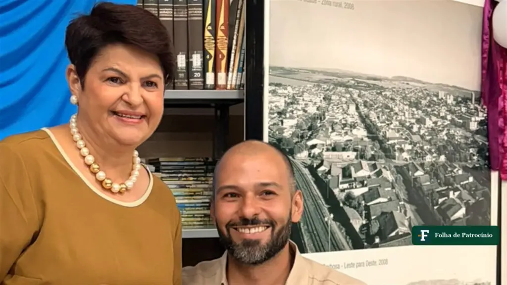 Escritor Vanderlei Melo sorri ao lado de convidada na Biblioteca Pública Municipal, no lançamento de A Linha do Horizonte