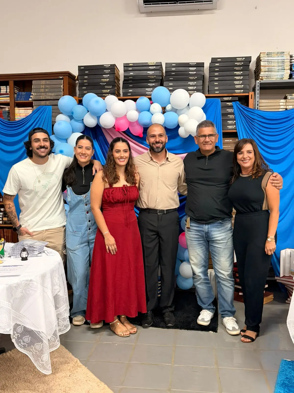 Vanderlei Melo com convidados diante da decoração azul e branca do lançamento de A Linha do Horizonte