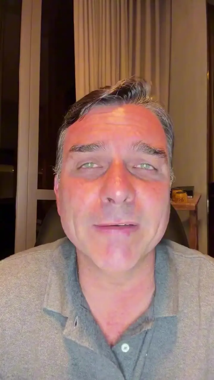Flávio Bolsonaro durante a live de Flávio Bolsonaro nos Estados Unidos