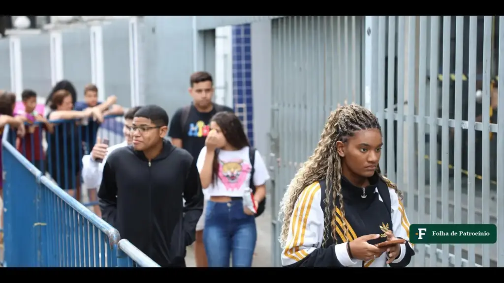 Estudantes passam pelo portão de um local de prova do Enem no Rio de Janeiro, em 2025. Foto: Tomaz Silva/Agência Brasil