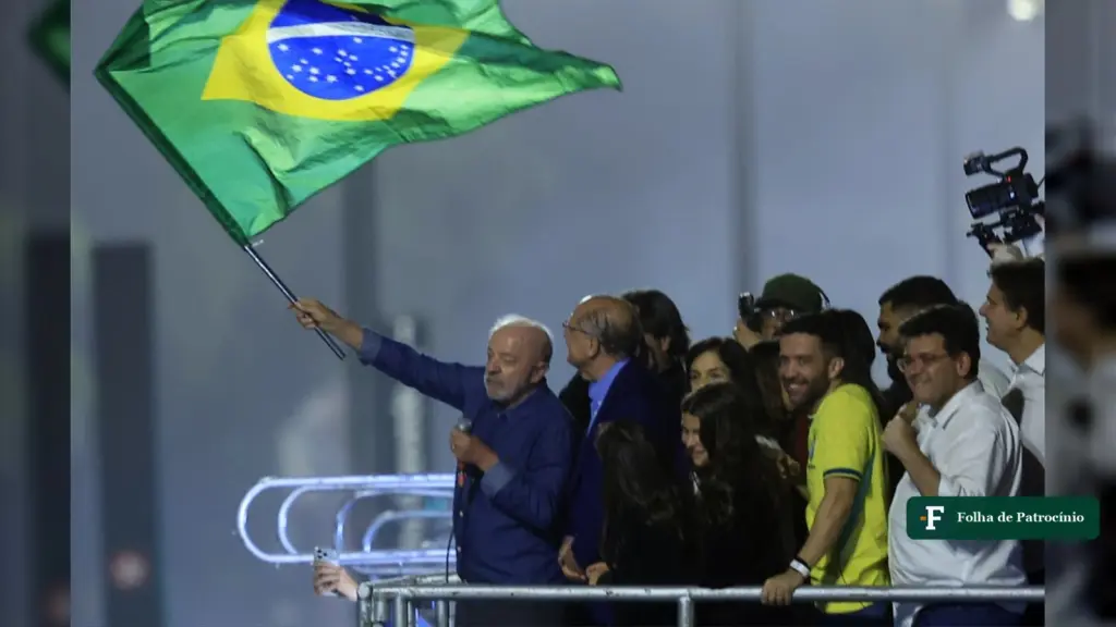 Lula discursa na Avenida Paulista, onde anunciou que vai falar pelo canal do Janones