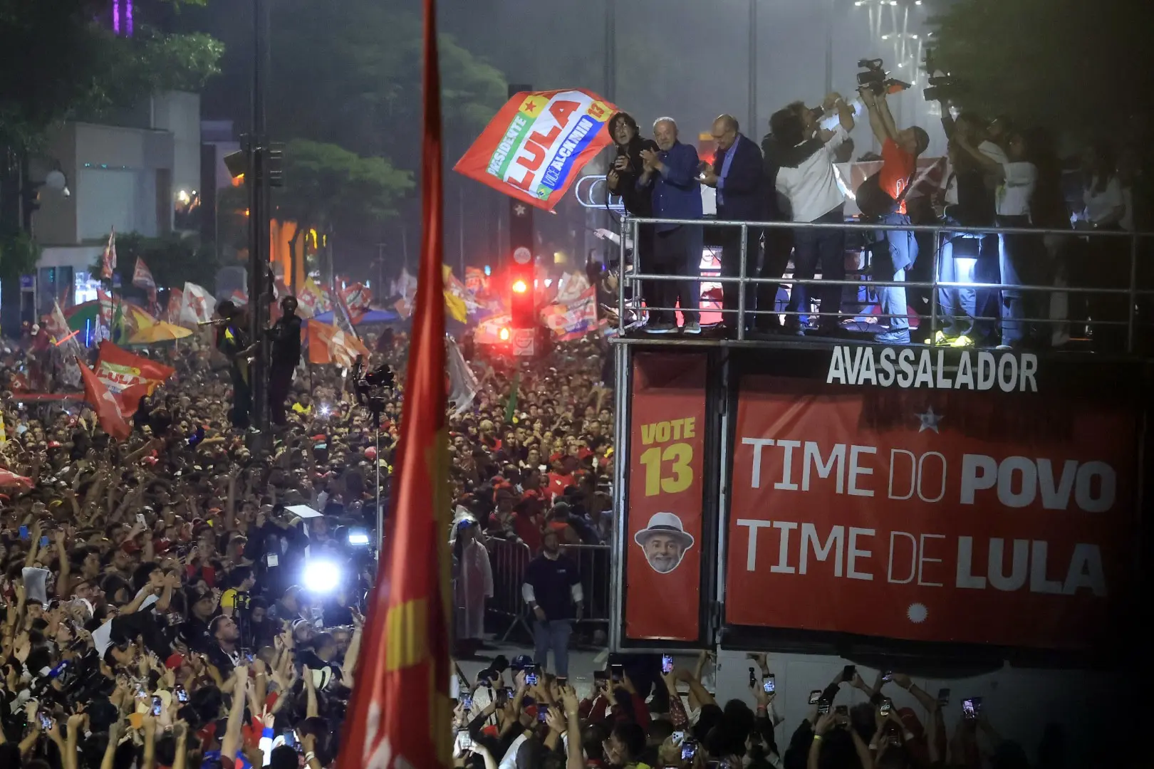 Lula e apoiadores na Avenida Paulista, onde falou do canal do Janones