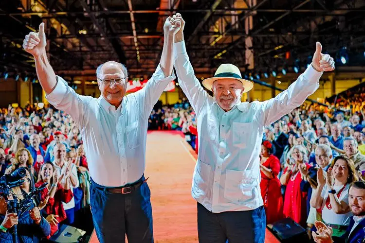 Alckmin chamou Lula de ladrão em 2006; em 2026, os dois erguem os braços juntos na convenção do PT