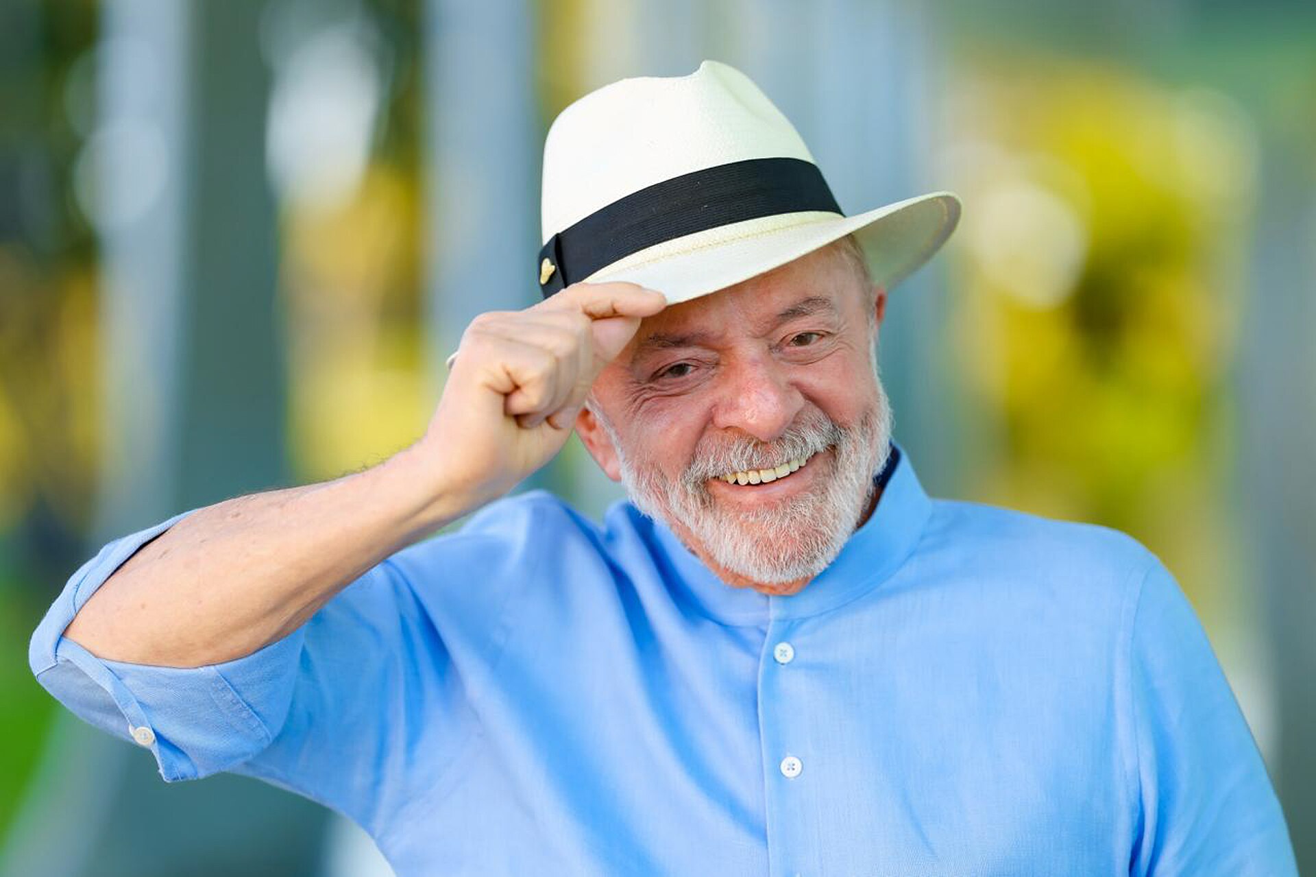 Lula toca o chapéu em foto oficial de julho de 2026, que ilustra a votação de Lula na penitenciária de Patrocínio