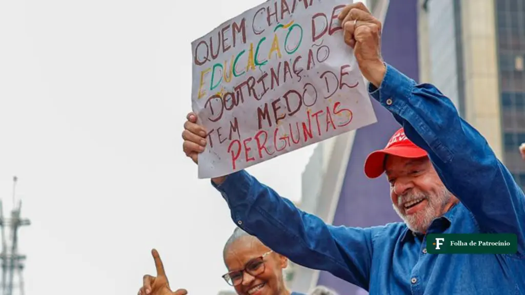 Lula é reeleito: o presidente ergue um cartaz em cima de um carro de som na Avenida Paulista, em São Paulo, na véspera do 2º turno (Foto: Ricardo Stuckert/Lula Oficial)