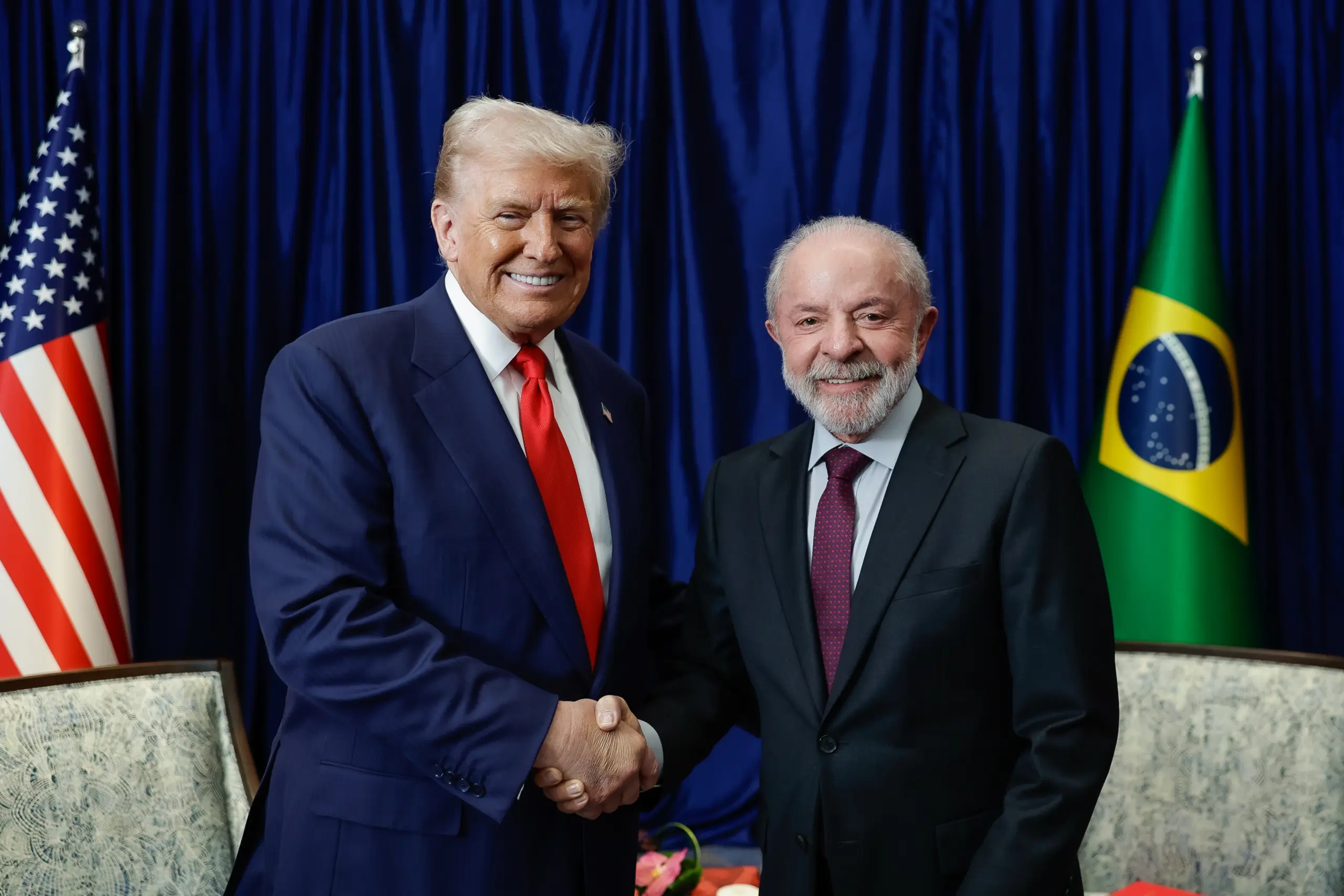 Lula e Trump apertam as mãos em encontro de outubro de 2025, na matéria sobre Lula e Trump