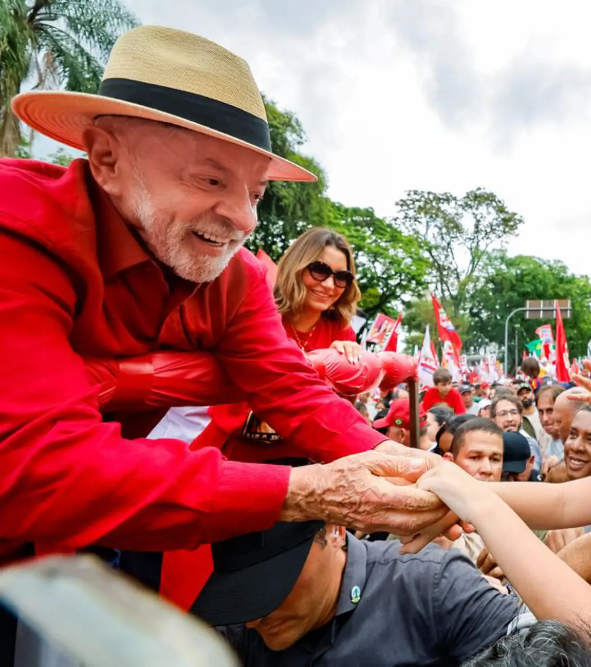 Lula de chapéu cumprimenta apoiadores em caminhada em Juiz de Fora, antes do ato de Lula em BH