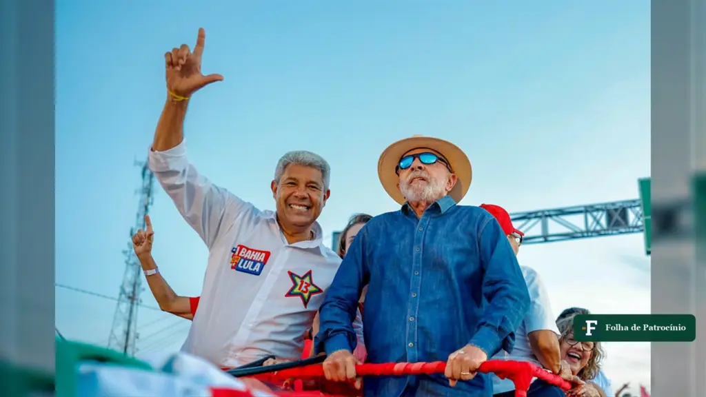 Lula em Juazeiro, de chapéu, ao lado do governador Jerônimo Rodrigues no carro de som da caminhada até Petrolina