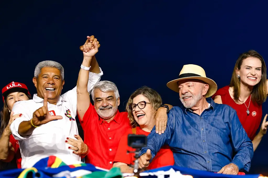 Lula em Juazeiro no carro de som, ao lado do governador Jerônimo Rodrigues e de aliados, durante a caminhada até Petrolina