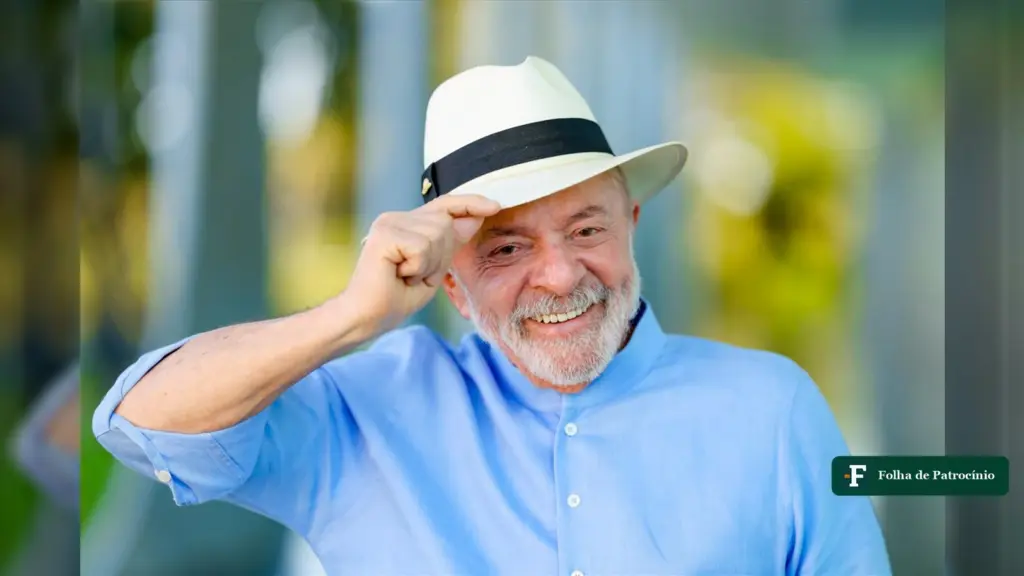 Lula sorri e toca a aba do chapéu, em foto de arquivo ligada à lei para MEIs