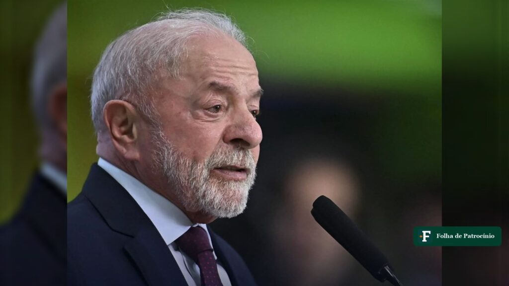 Lula fala ao microfone em foto usada na cobertura do debate da Globo