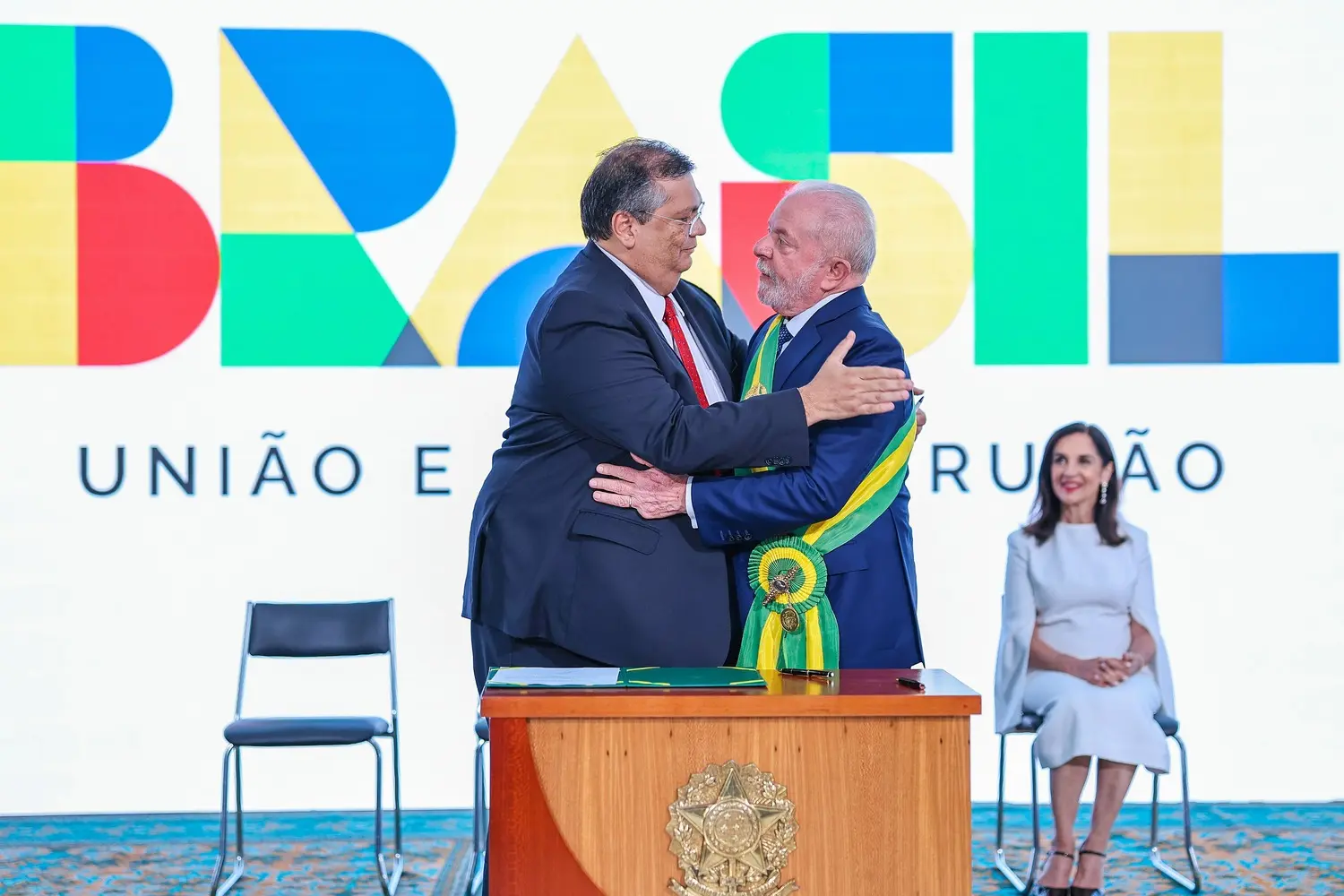 Lula e Flávio Dino se abraçam na posse de Dino como ministro da Justiça, em 2023
