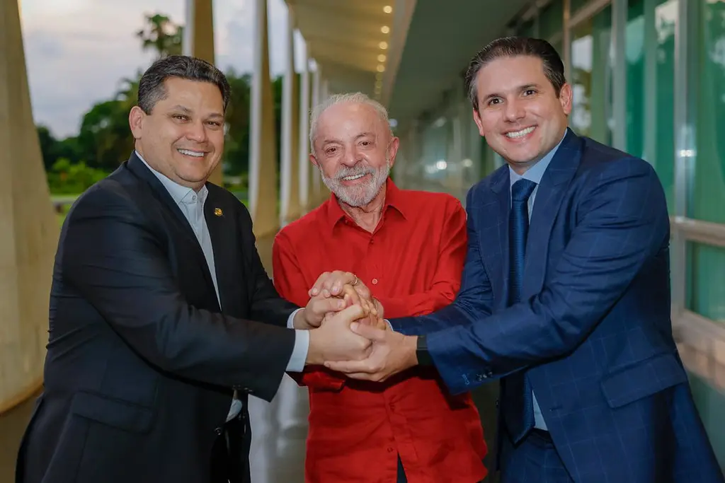 Lula entre os presidentes do Senado e da Câmara no Alvorada, dia seguinte à reeleição, tema de Lula na imprensa estrangeira