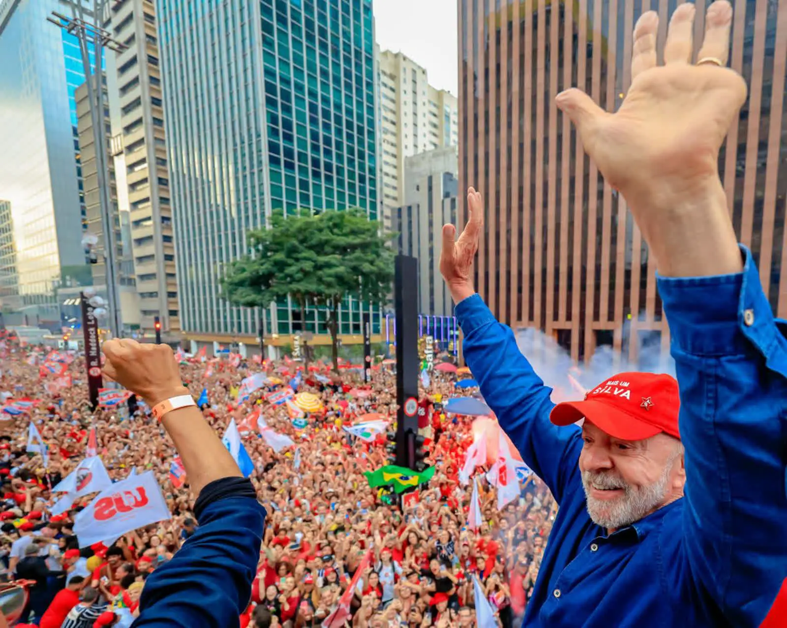 Lula na Polymarket: Lula ergue o braço diante da multidão na Avenida Paulista, em São Paulo