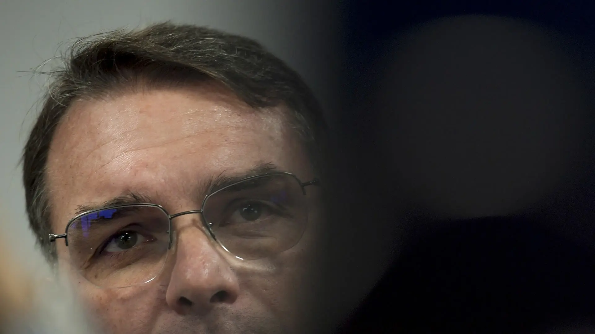 Flávio Bolsonaro de perto, em foto de arquivo do Senado, em meio à polêmica de que Lula não é meu presidente