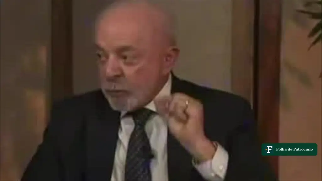 Lula gesticula durante a sabatina, em imagem da entrevista de Lula no SBT