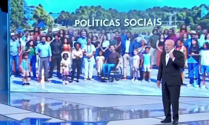 Lula responde com o dedo em riste durante o debate da Globo, onde falou do apelido nove dedos