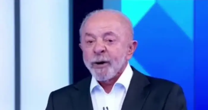 Lula gesticula durante o debate da Globo ao falar da PEC da Segurança