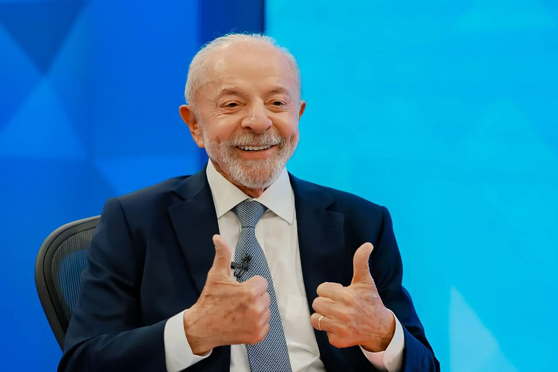 Lula poupa a voz na campanha: o presidente em entrevista ao Jornal Nacional, em 15 de outubro, antes da rouquidão