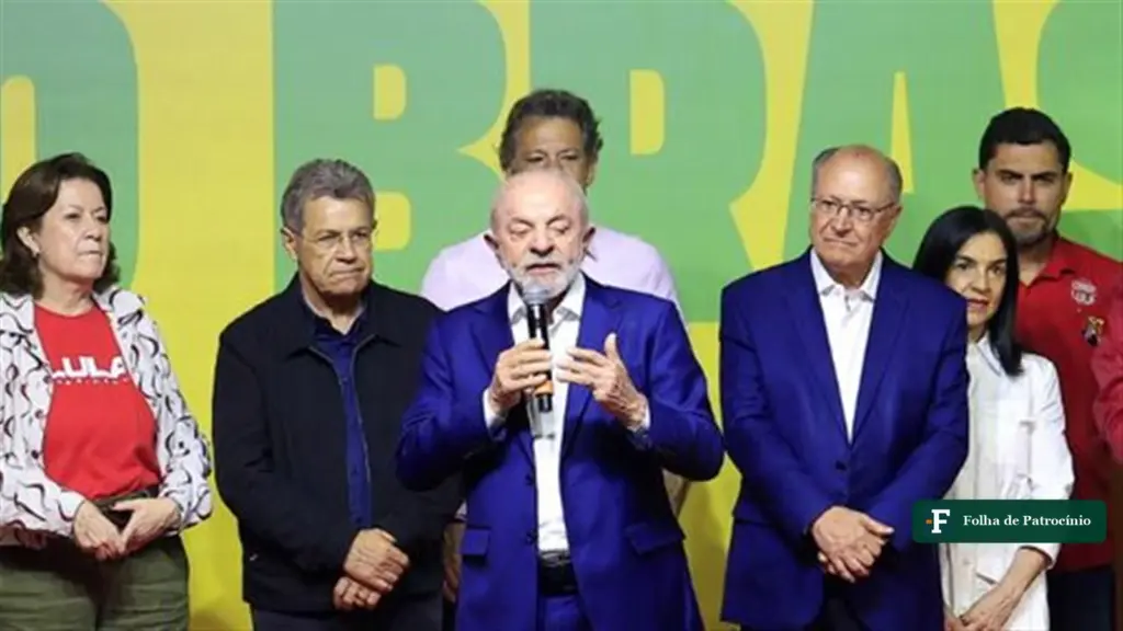 Lula promete regular as redes ao discursar com o microfone na mão, ao lado de Geraldo Alckmin, depois da reeleição
