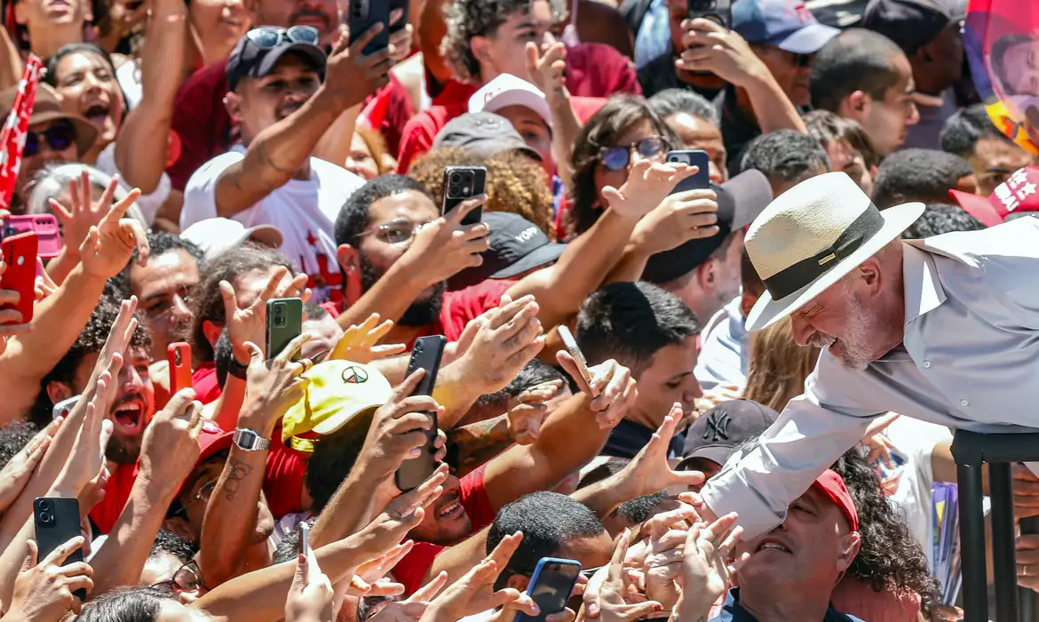 Lula, que promete regular as redes, cumprimenta apoiadores durante a campanha