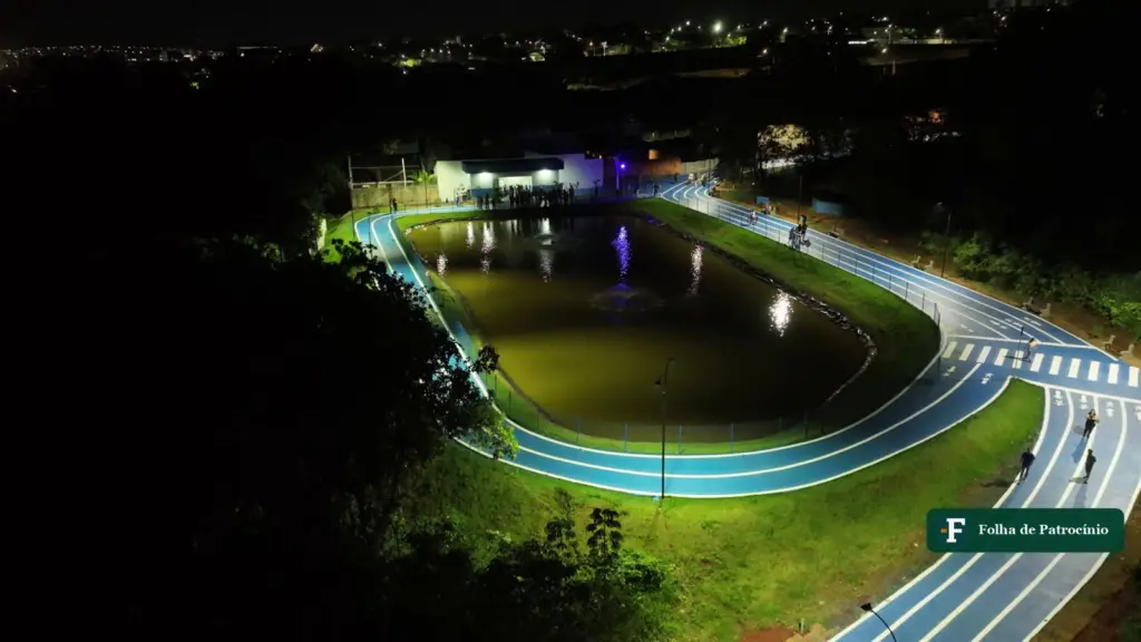 Vista aérea noturna do Parque da Matinha com a pista iluminada pelas luminárias LED em Patrocínio