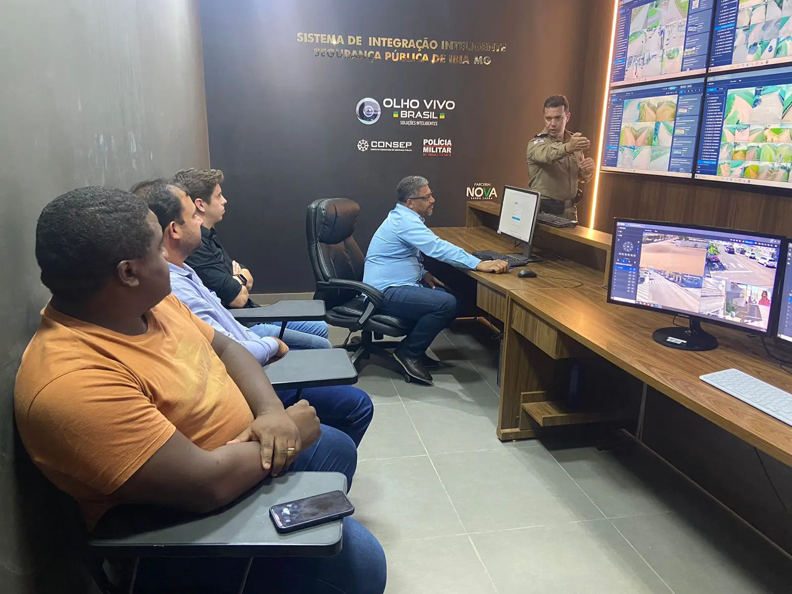 Sala de videomonitoramento com telas de câmeras, parte da rede que se soma às luminárias LED em Patrocínio