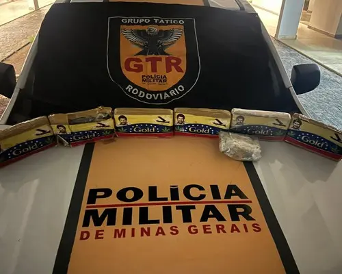 Sete tabletes de maconha apreendidos na MG-190, em Romaria, sobre viatura da Polícia Militar