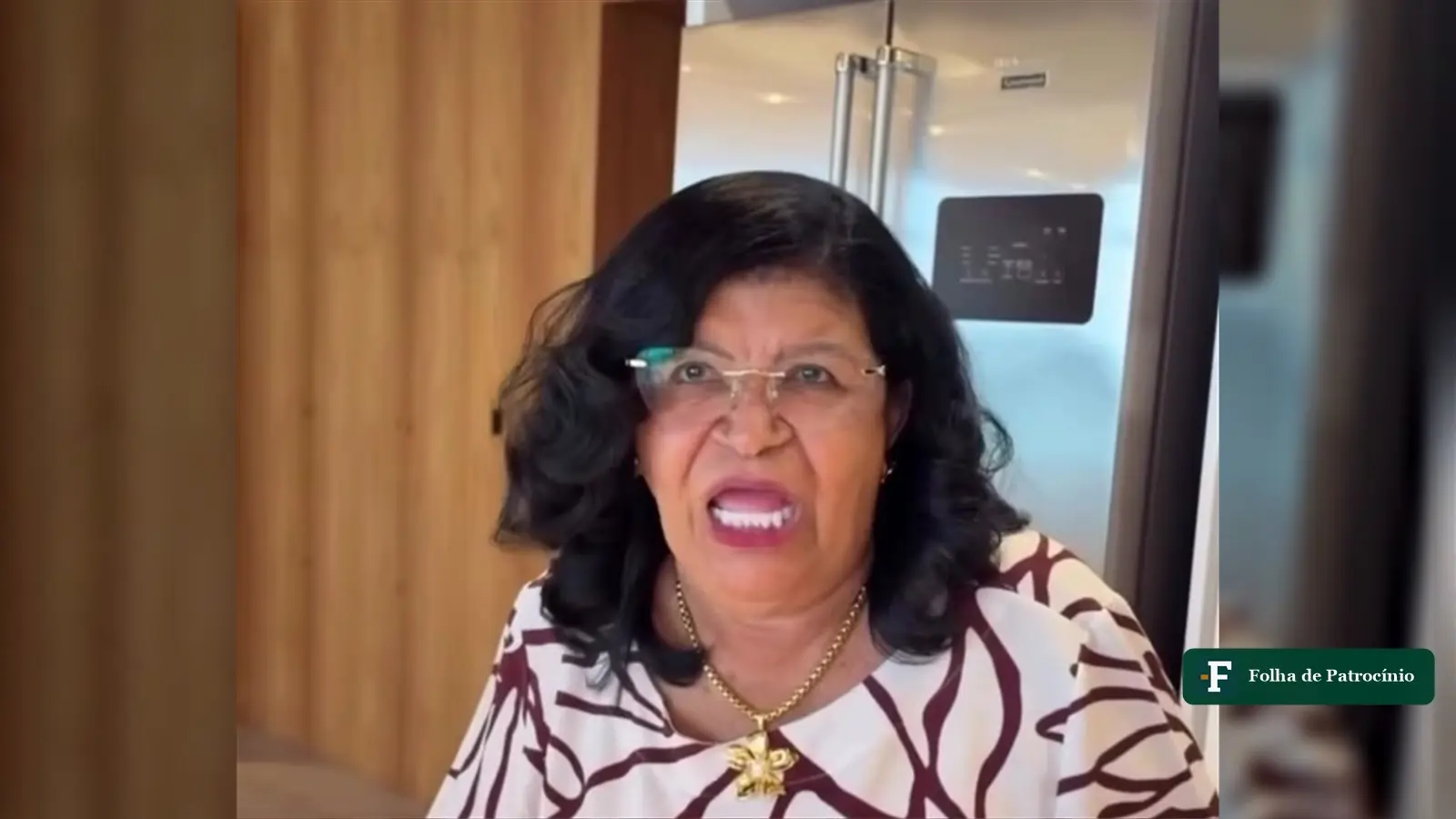 Dona Maria, mãe de Carlinhos Maia, levanta a mão enquanto discute o voto em vídeo gravado na cozinha